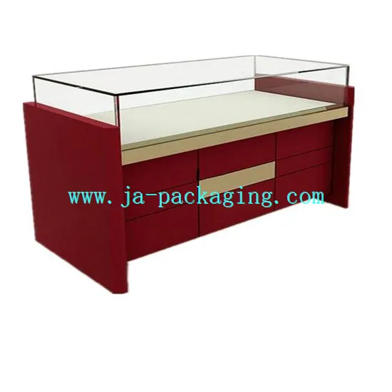 Vitrina de fusta vermella amb armaris i calaixos